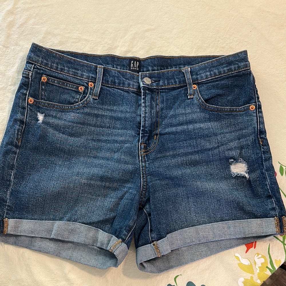 GAP Medium-Wash Jean Shorts with Relaxed Fit and Distressed Style
